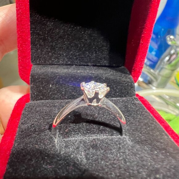 One carat Solitaire Moissanite Ring. 925 Sterling Silver - Picture 3 of 5